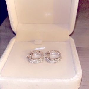 Excellent condition diamond earrings ❤️